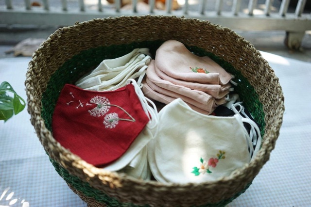 Khẩu Trang Linen Thêu Tay (Ôm sát mặt lắm ạ) | BigBuy360 - bigbuy360.vn