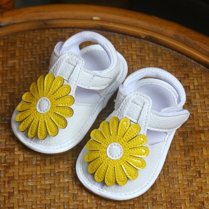 Sandanl hoa vàng đến nhựa cao cấp cho bé gái