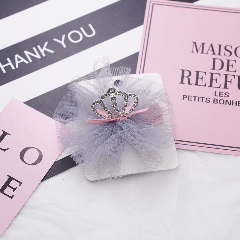 Cài tóc cho bé vương miện