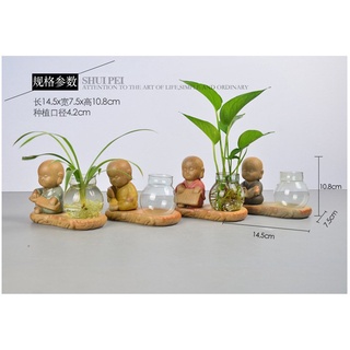 Chậu thủy tinh chú tiểu đọc sách