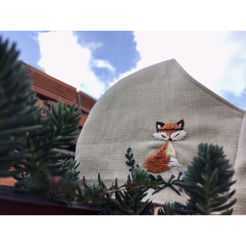 Khẩu trang vải Linen thêu tay hình con cáo