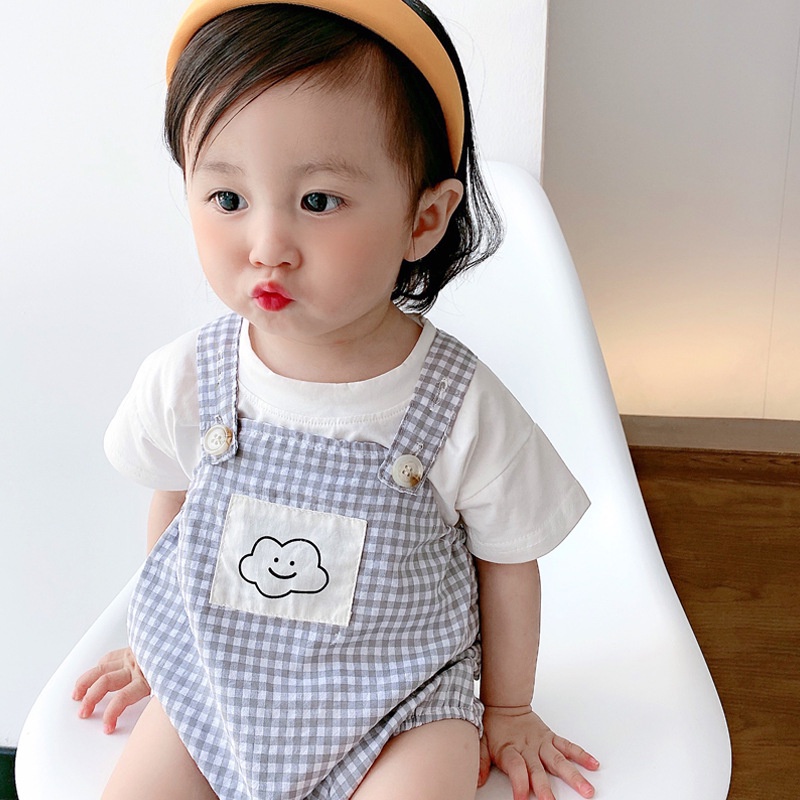 Yếm kẻ họa tiết cute kèm áo thun trắng xinh xắn cho bé