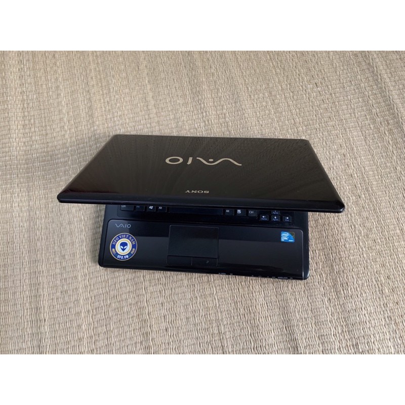 Laptop UFO Sony CW bóng loáng thời trang đẹp sang trọng