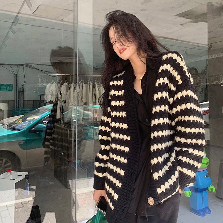 Áo khoác len cardigan họa tiết sọc trắng đen phong cách Hàn Quốc thời trang cho nữ