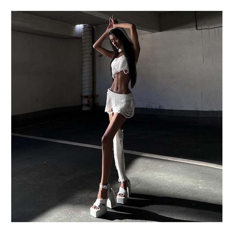 Set len rách trắng áo croptop mũ trùm đầu + chân váy ngắn ôm cá tính gợi cảm Sisjuly