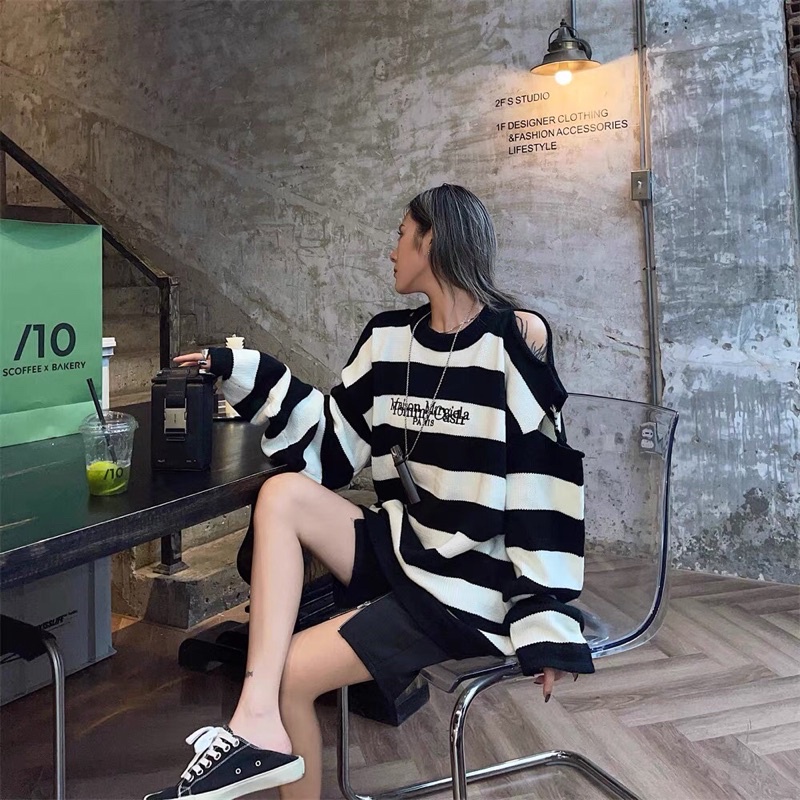 ÁO LEN DỆT KIM DÁNG DÀI HỞ VAI THÊU CHỮ