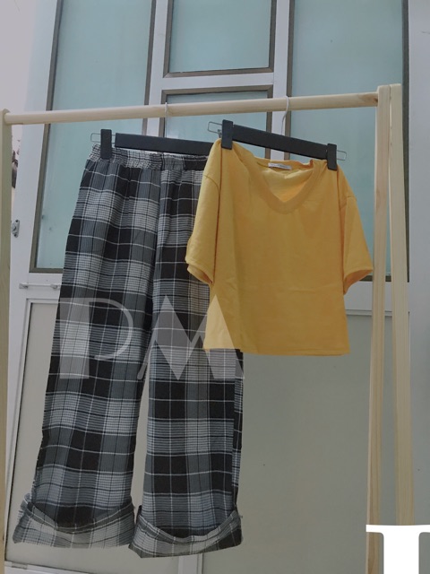 Sét áo Croptop cổ tim +quần kẻ xuông