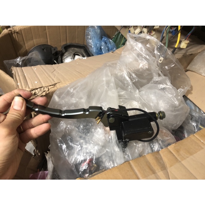 Bộ tay thắng bơm dầu trên bên trái ốc nhỏ