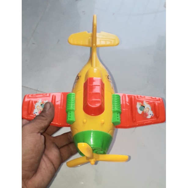 Một chiếc máy bay trực thăng bằng nhựa chạy chớn rất đẹp