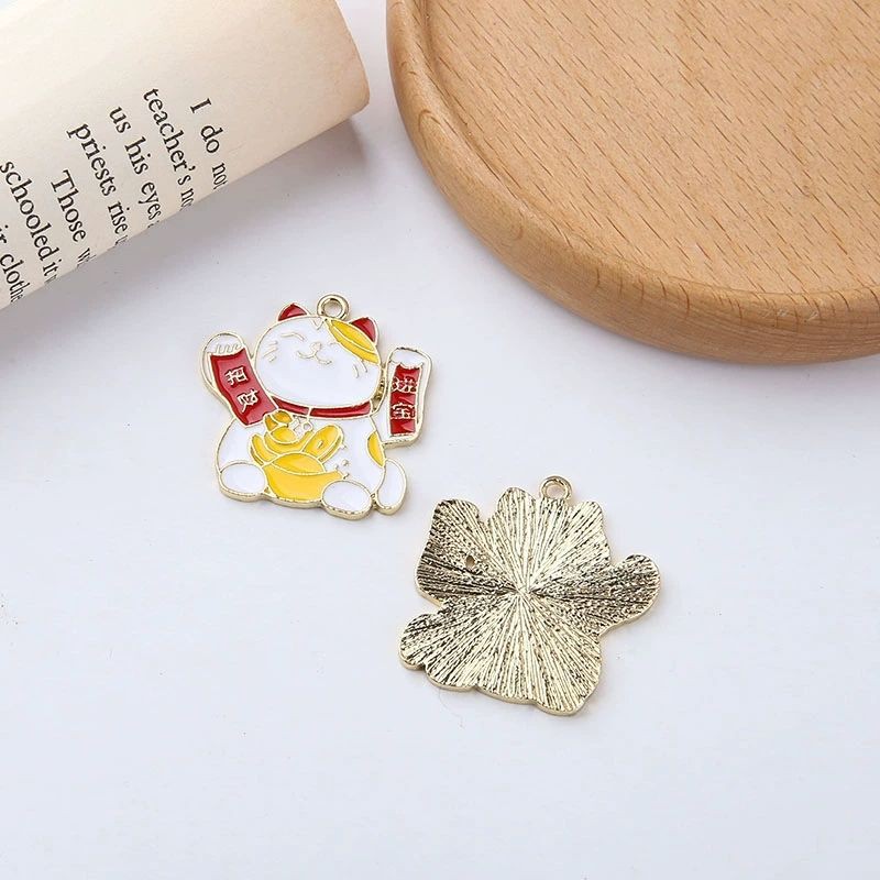 Charm kim loại mèo may mắn