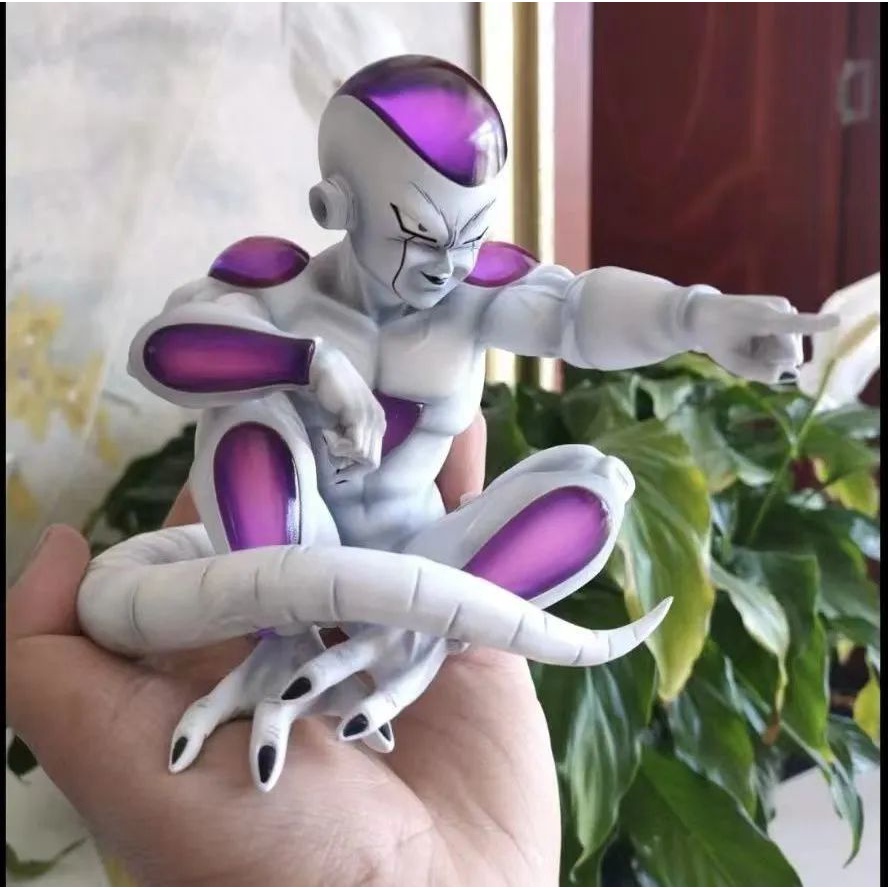 Mô hình friaze ngồi chỉ tay