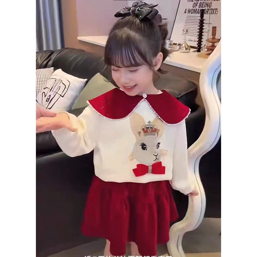 Sét Váy Nhung Đỏ Áo Nỉ Thêu Hình Gấu Kết Hợp Cùng Chân Váy Nhung Đỏ