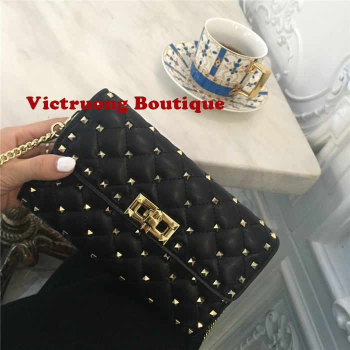 Ví cầm tay đính đinh tán