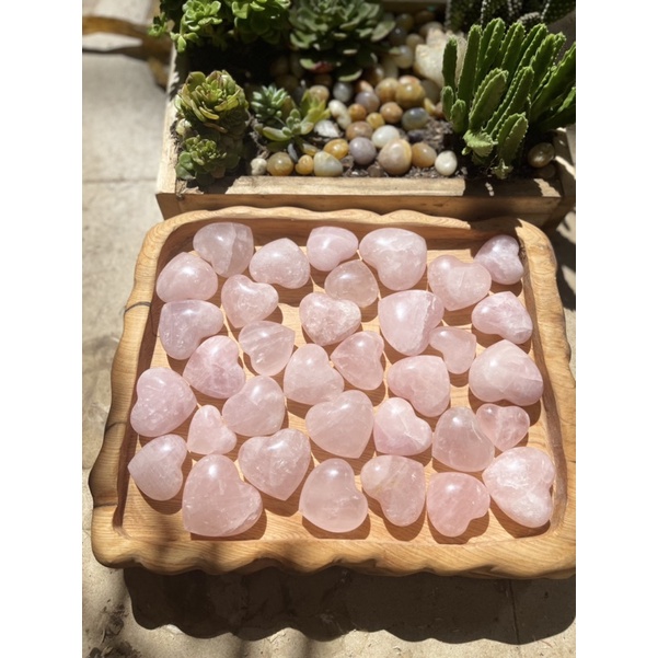 Trái tim đá thach anh hồng tư nhiên, kích thước trung bình 4 x 3 cm