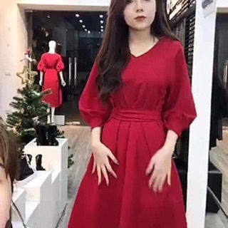 Đầm đỏ xoè qua gối