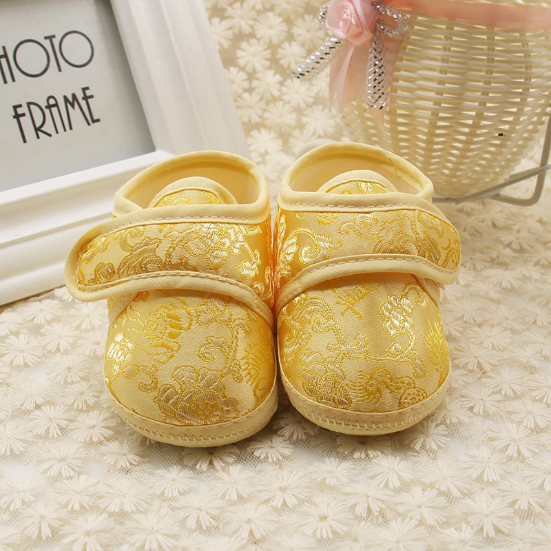 Giày vải êm ái họa tiết xinh xắn cho bé