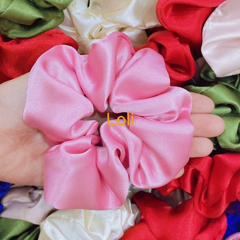 scrunchies cột tóc phi bóng màu ngẫu nhiên.