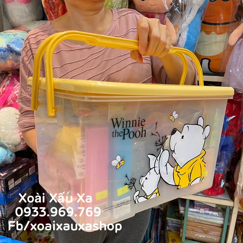 Thùng nhựa đựng đồ gấu Pooh có quai xách và nắp đậy khoá cài 2 bên tiện lợi