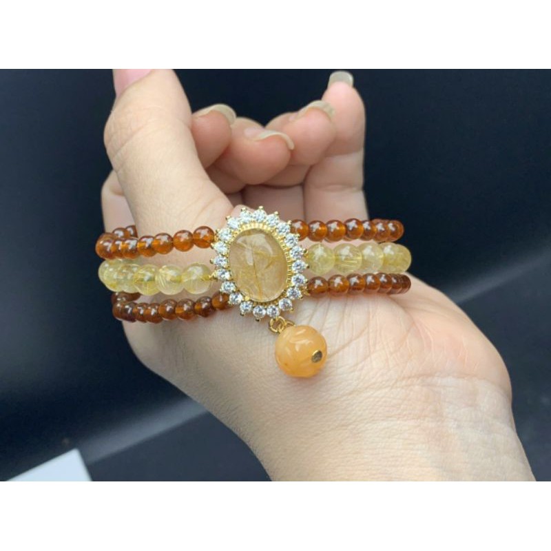 vòng tay mặt tóc vàng
