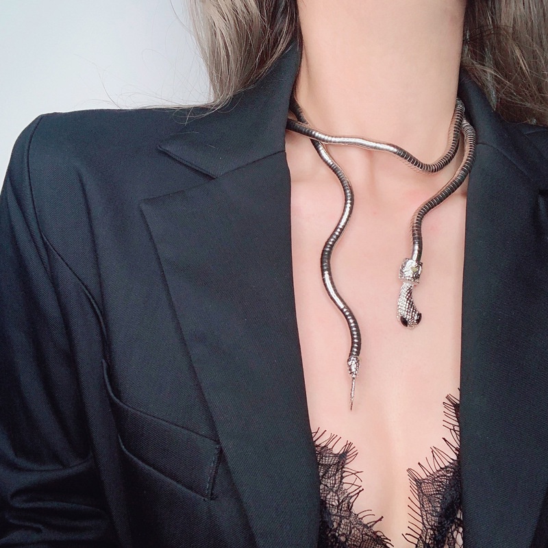 Vòng cổ Kim Loại Hình Rắn Đen Cá Tính Phong Cách Âu Mỹ