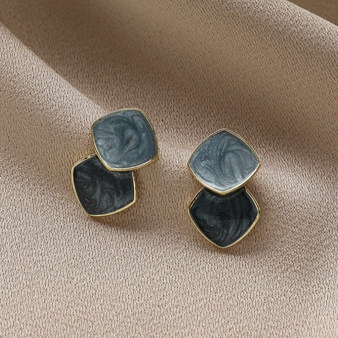 Bông tai thiết kế hình học màu sắc tương phản hợp thời trang 2023