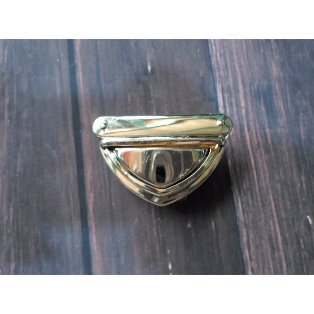 Khóa sập tam giác