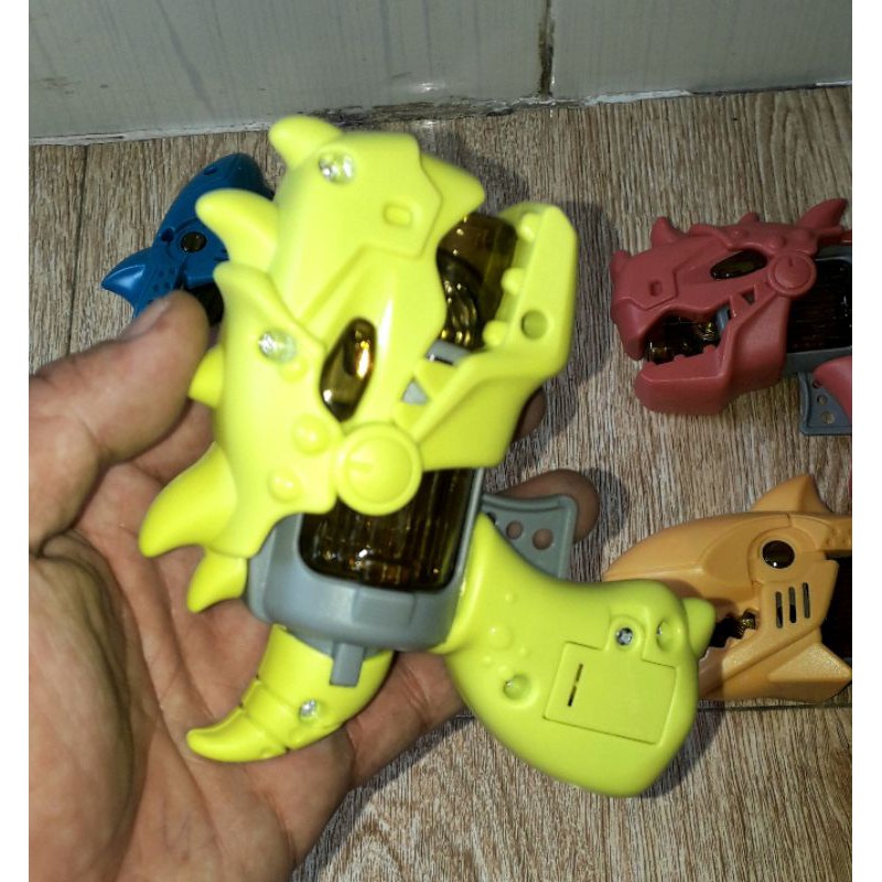 Một cái mô hình khủng long hoặc cá mập bằng nhựa có nhạc và đèn led rất đẹp có sẵn pin