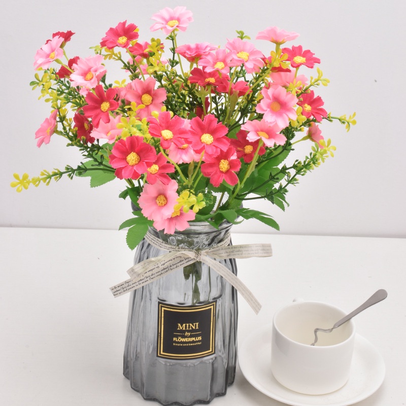 Một nhánh hoa cúc giả bằng lụa gồm nhiều bông dùng để chụp ảnh, decor nhà cửa