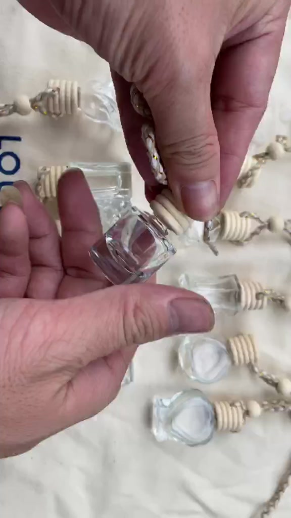 Lọ đựng tinh dầu treo xe ô tô hình trụ, sỉ lọ đựng tinh dầu treo xe ô tô | BigBuy360 - bigbuy360.vn