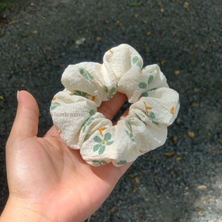 Dây buộc tóc Scrunchies hoạ tiết hoa, vải đũi - Ảnh shop tự chụp