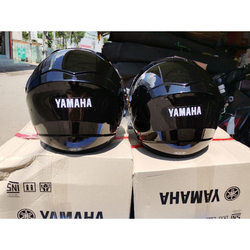 Nón yamaha 3/4 nhập khẩu theo xe có lưỡi chai che nắng. nón đẹp không trầy xước.