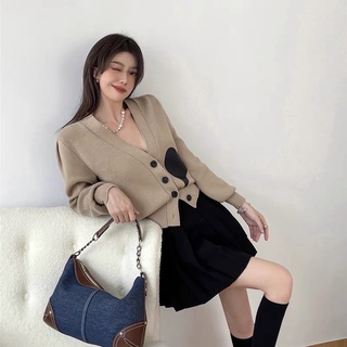 Áo len cardigan dáng ngắn màu nâu in hình trái tim