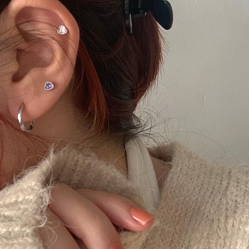 𝐯𝐞𝐥𝐯𝐞𝐭𝐩𝐢𝐧𝐤.𝐚𝐜𝐜🇰🇷 | Khuyên tai trái tim đá màu lấp lánh