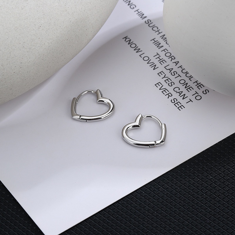 Khuyên tai trái tim mạ bạc xinh xắn