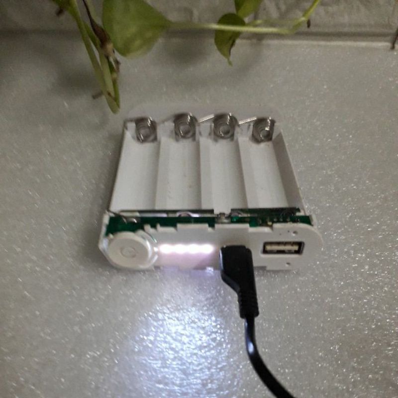 Box sạc dự phòng 4 pin đã sử dụng , chỉ box không pin