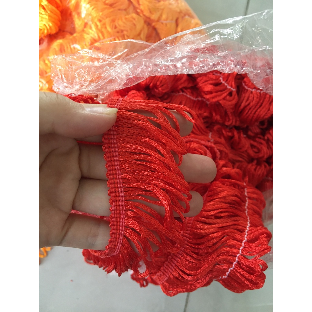 Ren tua cờ may màn, trang trí có nhiều màu