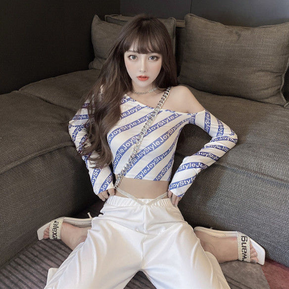 Áo Croptop Trễ Vai Hoạ Tiết Kẻ Sọc Trắng Thiết Kế Thanh Lịch