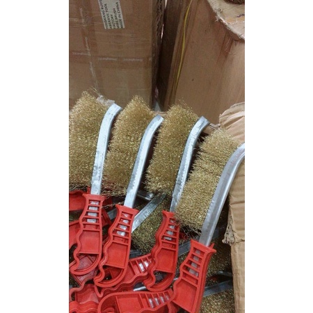 Bàn chải sợi màu vàng đồng cán nhựa đỏ đánh gỉ