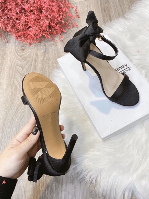 Sandal bịt gót nơ