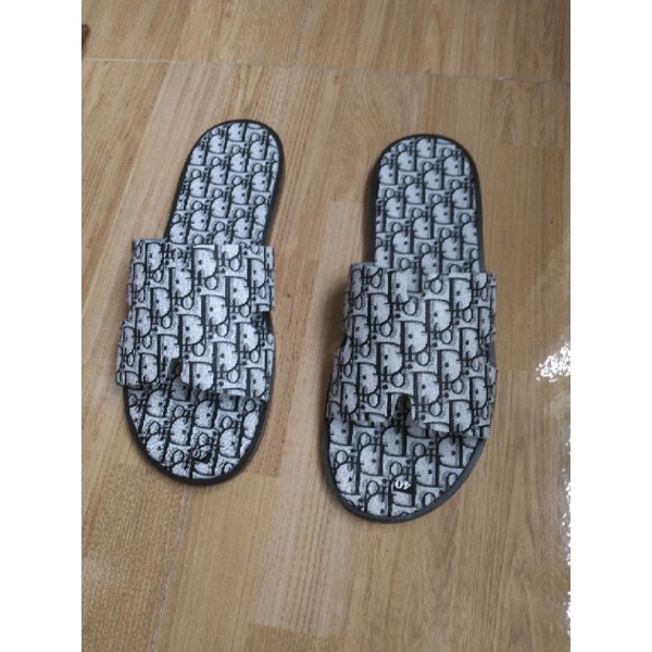 dép quai ngang hm sản phẩm được ưa chuộng nhất hiện nay có size từ 38 đến 43 cho các bạn lựa chọn