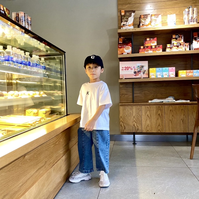 Áo thun ngắn tay hạ vai họa tiết chữ cho bé A835