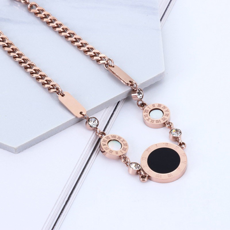Vòng Đeo Tay Bằng Thép Không Gỉ Hai Mặt Thiết Kế Bánh Tròn Khắc Số La Mã Phong Cách Âu Mỹ Cổ Điển Dành Cho Bạn Nữ