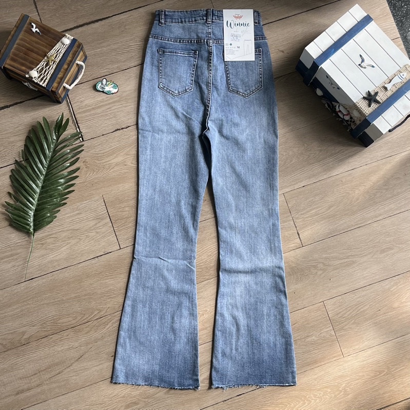 Quần jean dài co giãn tốt, kiểu dáng ống bas lai tưa, màu sắc cơ bản! | BigBuy360 - bigbuy360.vn