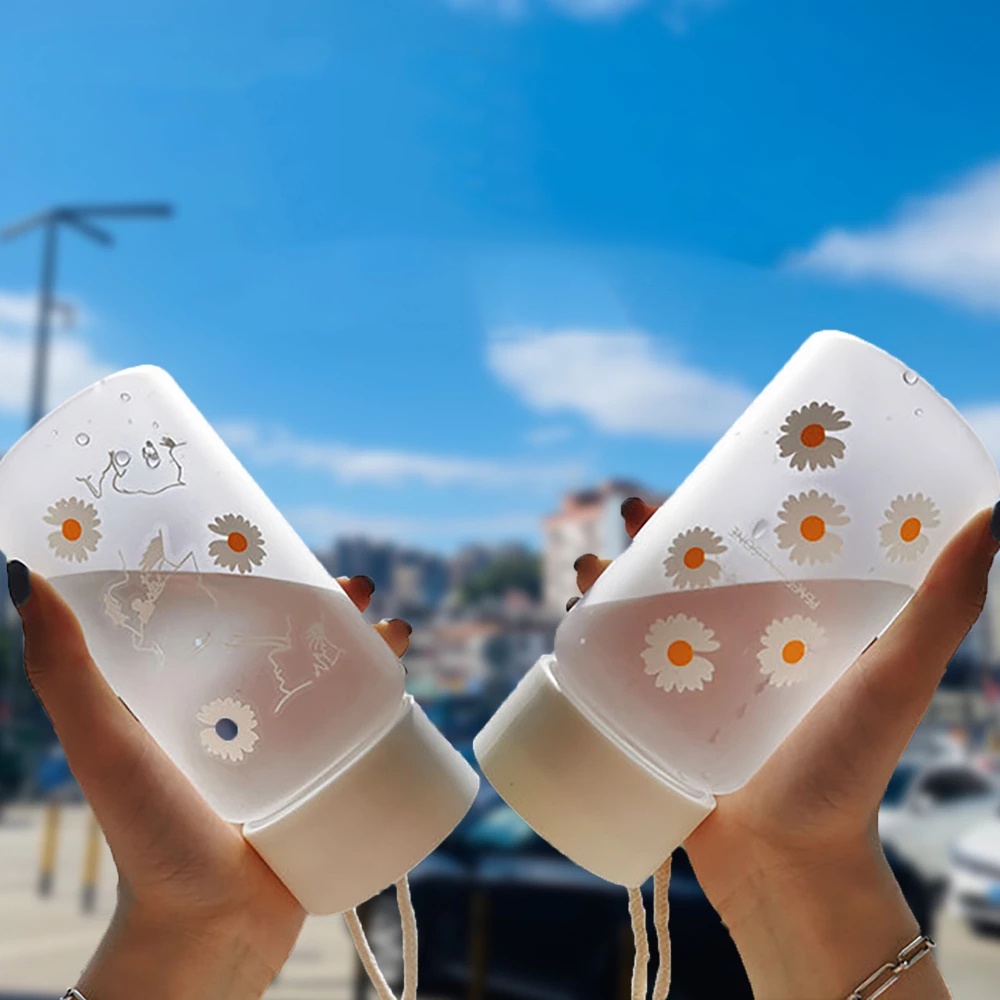 1 Bình Nước Nhựa Họa Tiết Hoa Cúc Nhỏ Sáng Tạo Có Dây Đeo Chống Rò Rỉ