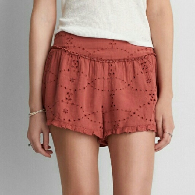 Quần shorts ren lỗ American Eagle