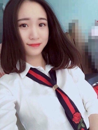 Áo sơ mi trắng kèm phụ kiện