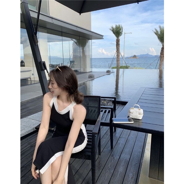 Đầm len body cổ yếm phối màu