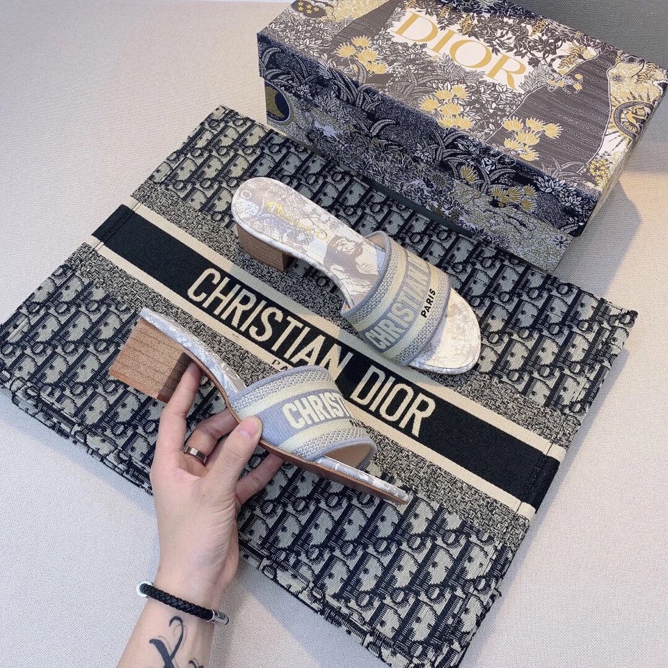 Dior_Dép Sandal Da Cừu Đế Bằng Thêu Họa Tiết Thời Trang Cho Nữ