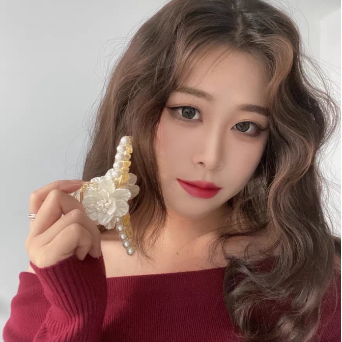 Kẹp tóc càng cua nhựa gắn hoa xinh xắn phong cách hiện đại dành cho nữ.