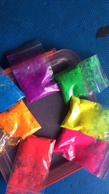 Bột màu mi nơ phát quang dưới đèn uv